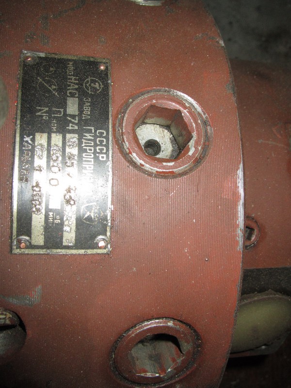 насос аксиально поршневой НАС 74М-45/32   Со следящим механизмом изменения подачи.  Насос обеспечивает работу на любой подаче в диапазоне от номинальной до нулевой. Установка подачи осуществляется задающим устройством (кулачком, копиром и т.п.) . Номинальный рабочий объем насоса, см3:-45 Давление на выходе из насоса, МПа: -32 Мощность насоса, кВт-42